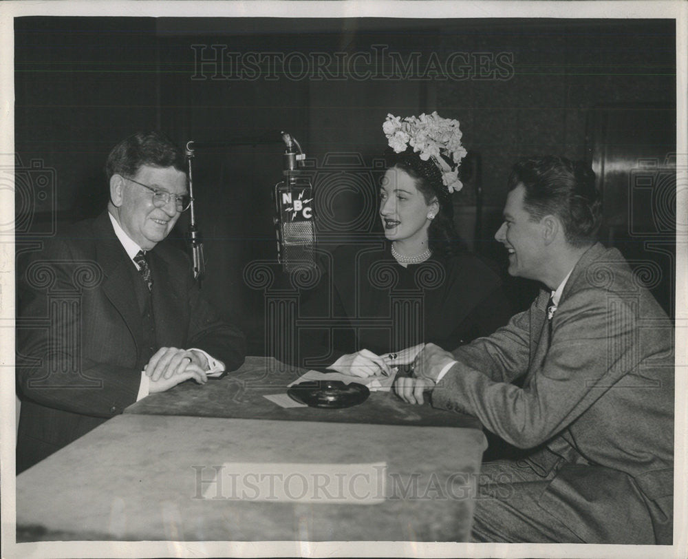 1946 Press Photo Maggi McNellis Interviewed Kelly Mayor Sullivan During Program - Historic Images