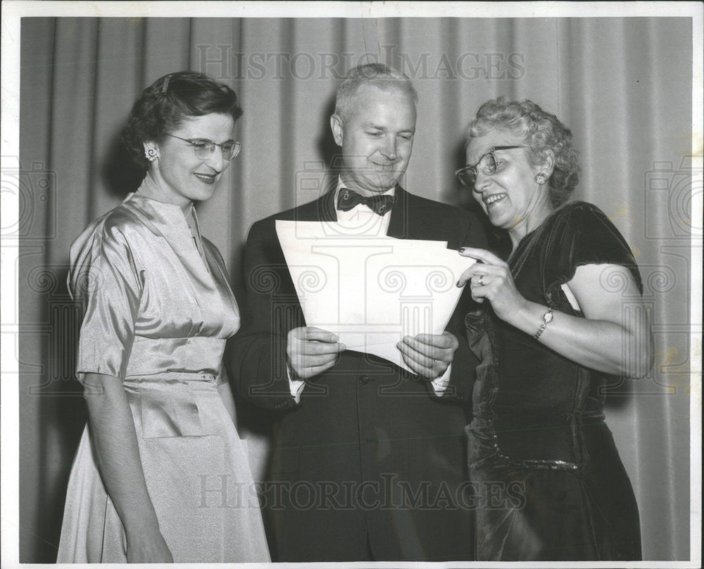 1955 Press Photo Corlett Myklebust Shinn Two Ladies Are CoChairman Of Conference - Historic Images