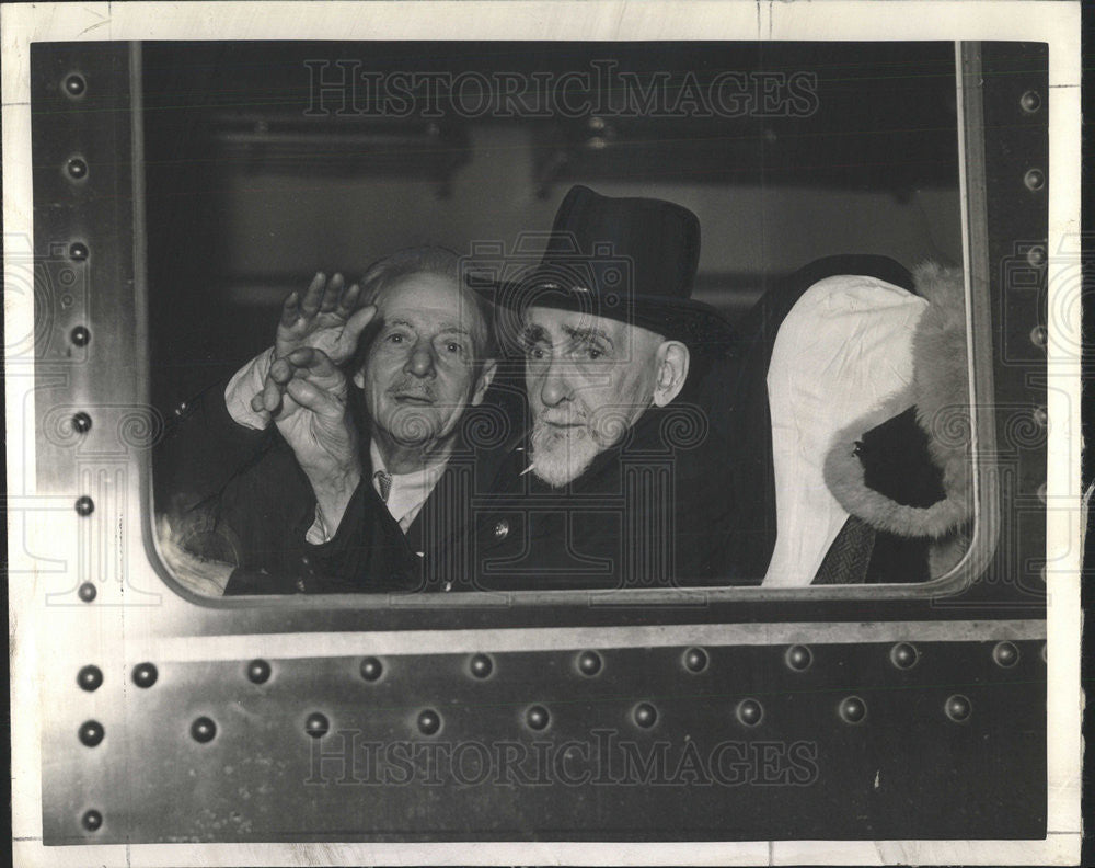 1939 Press Photo Quigley Myers Both Of Chicago As They Depart From Union Station - Historic Images