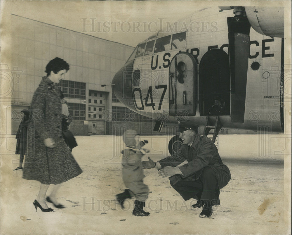 1961 Press Photo Reebles Jr Runs To Greet Daddy Arrive At O Hare Field From Polk - Historic Images