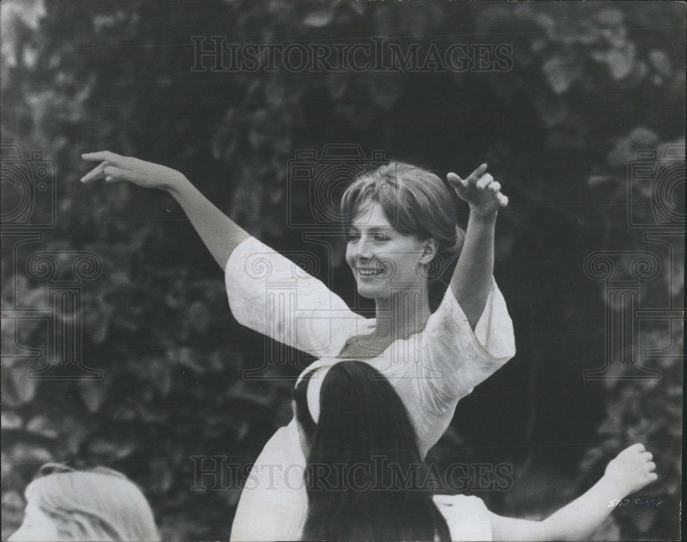 1969 Press Photo Redgrave Demonstrates DanceStep To Children In Loves Of Isadora - Historic Images