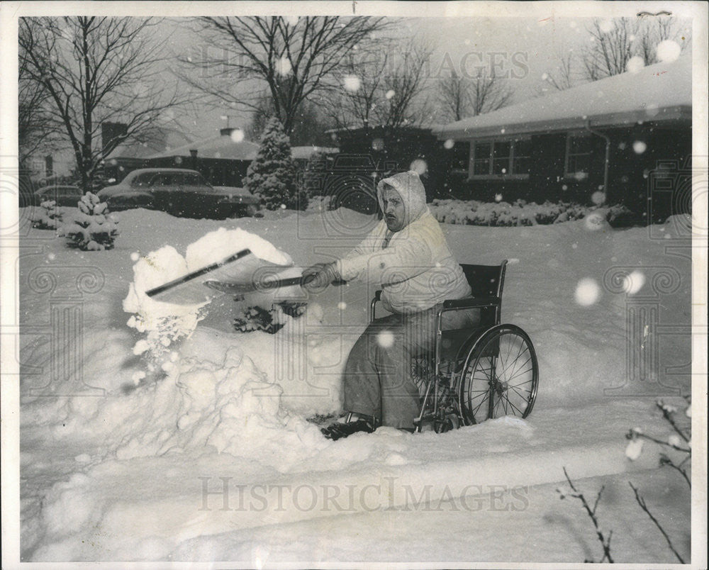 1961 Press Photo Stanley Reese Paraplegic Snow Clearance Wheelchair - Historic Images