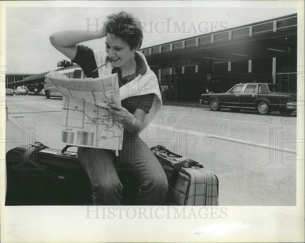 1985 Press Photo Barbara Paul study German-English phrase book map - Historic Images