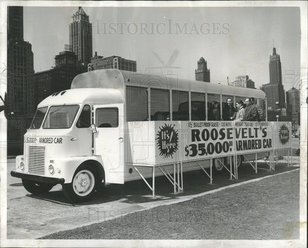 1952 Press Photo Pres. of Roosevelt College together with owner of our show - Historic Images