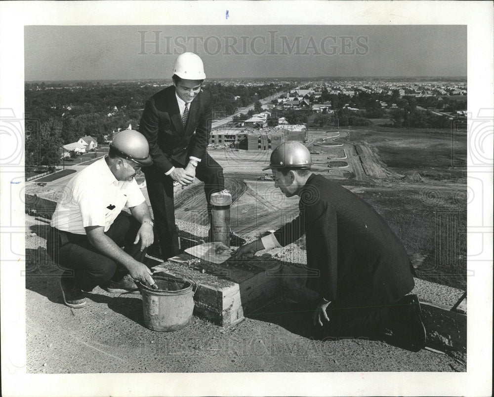 1968 Press Photo Joshua Muss TopOut Office Building In Willow Creek Development - Historic Images