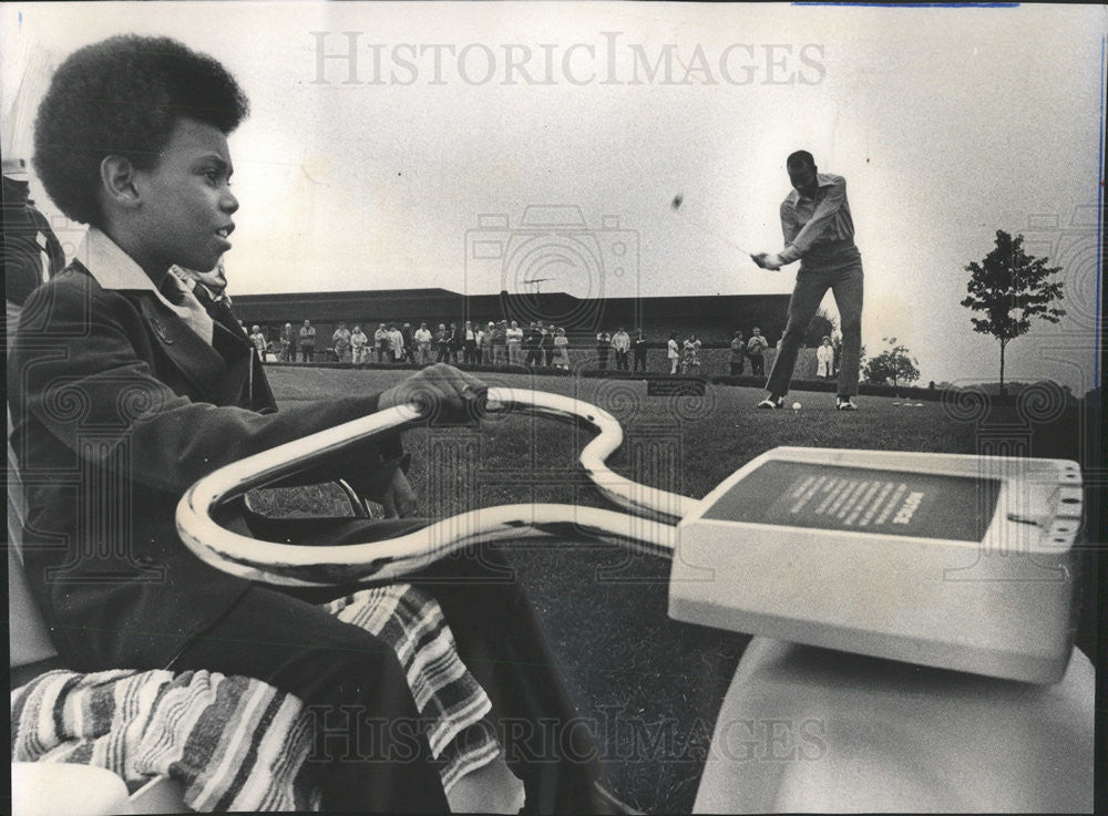 1972 Press Photo Ernie Banks Starts Sickle Cell Anemia Research Benefit Golfing. - Historic Images