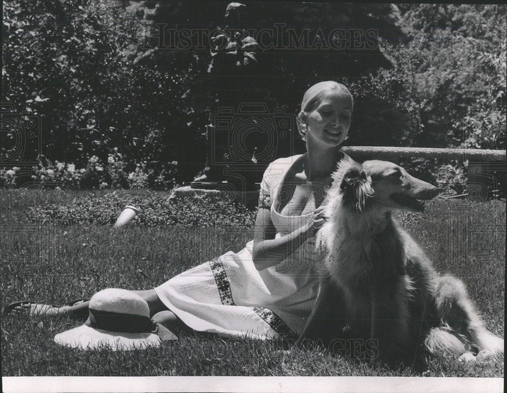 1971 Press Photo Mrs. Richard L.Williams with her pet Ginger on the Lawn. - Historic Images