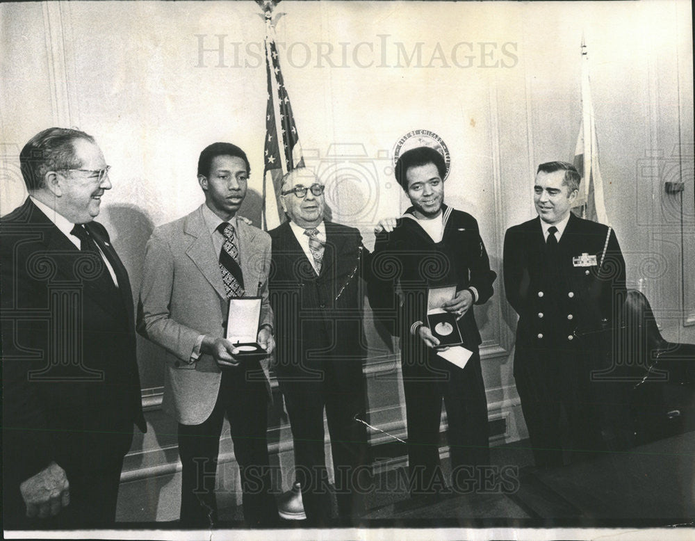 1973 Press Photo Jardene Williams policeman Chicago Merit Medal Sailor Donald - Historic Images