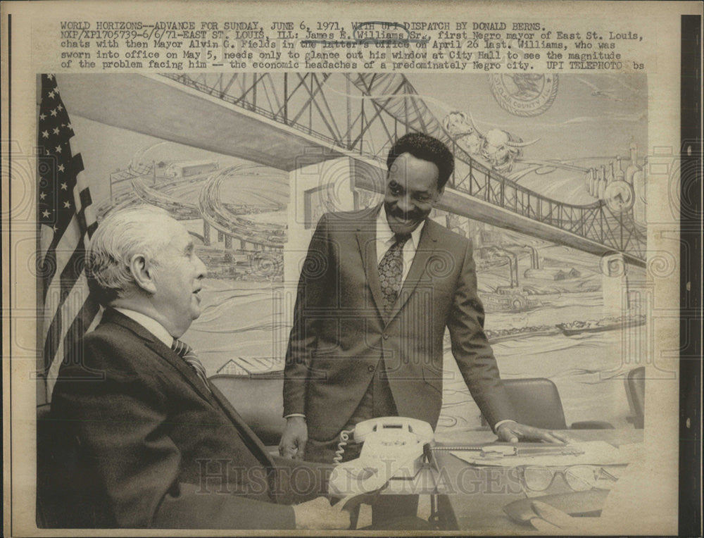 1971 Press Photo James Williams Sr First Negro Mayor St Louis chats Alvin Fields - Historic Images