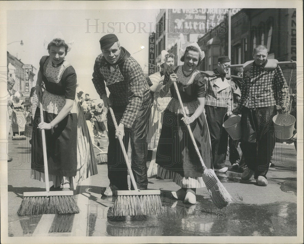 1958 Press Photo Mennen Williams Michigan Governor sweep community celebration - Historic Images