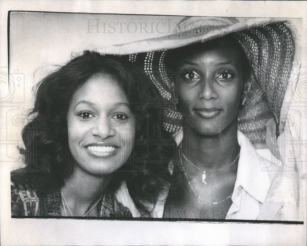 1975 Press Photo Shirley Washington and Trina Parks, actresses Visiting Chicago. - Historic Images