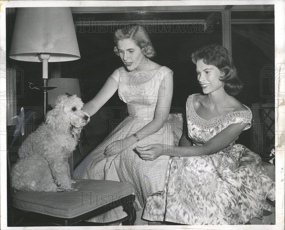 1954 Press Photo Anne Mills Betty Wirtz - Historic Images