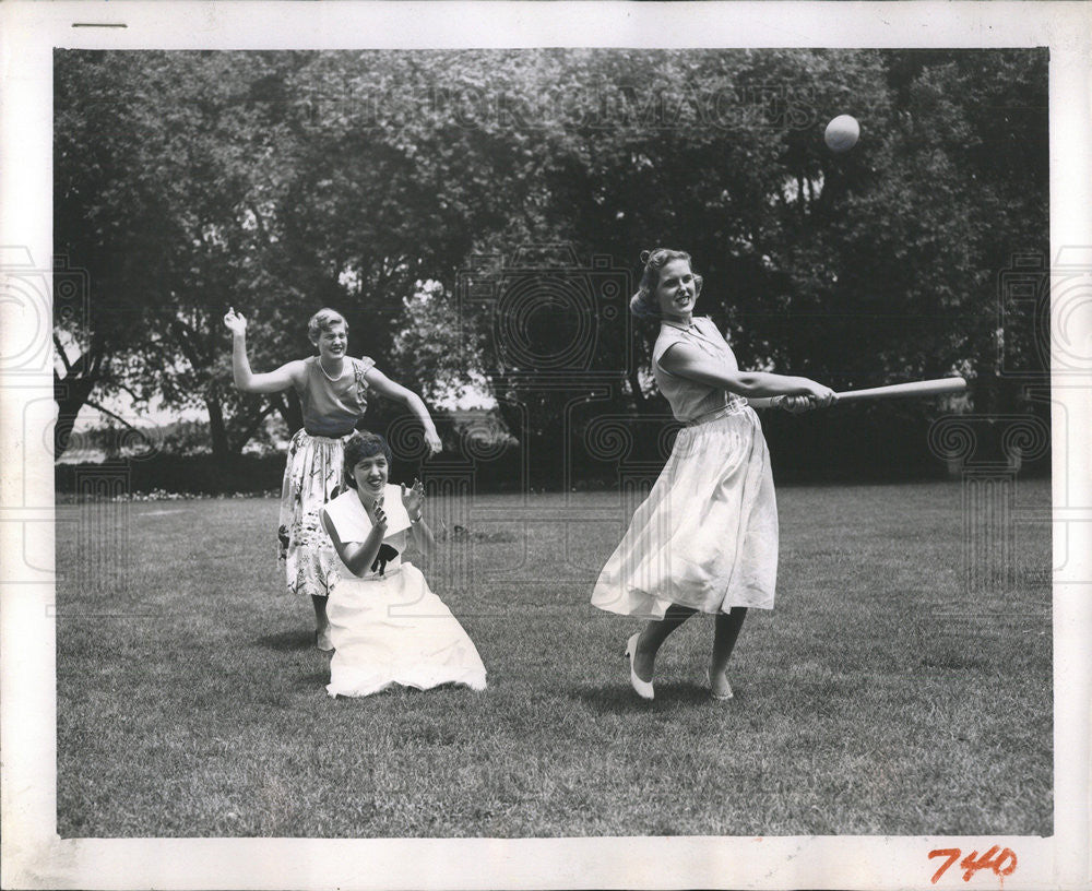 1954 Press Photo lawn at the Saddls Cycle Anne Mills Gall Pritchard Suni Kransi - Historic Images