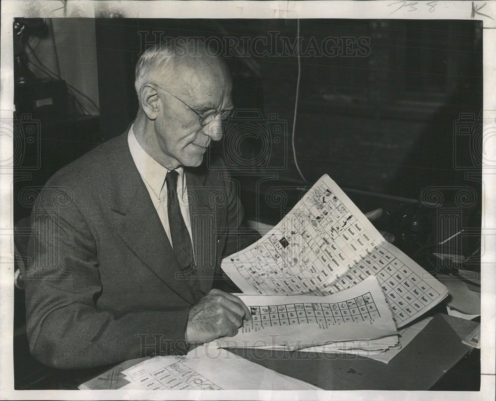 1944 Press Photo Dr. Frank G. Laubach illiterates How to Read Phonetic System - Historic Images