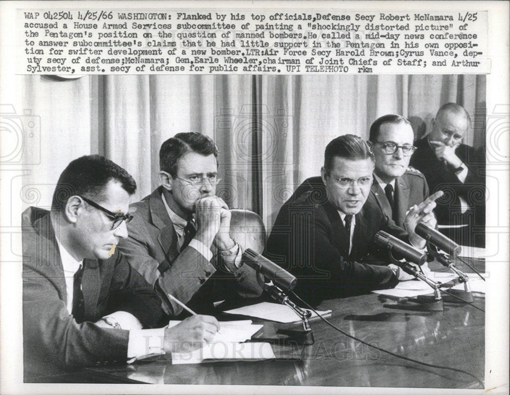 1966 Press Photo Defense Secretary Robert McNamara - Historic Images