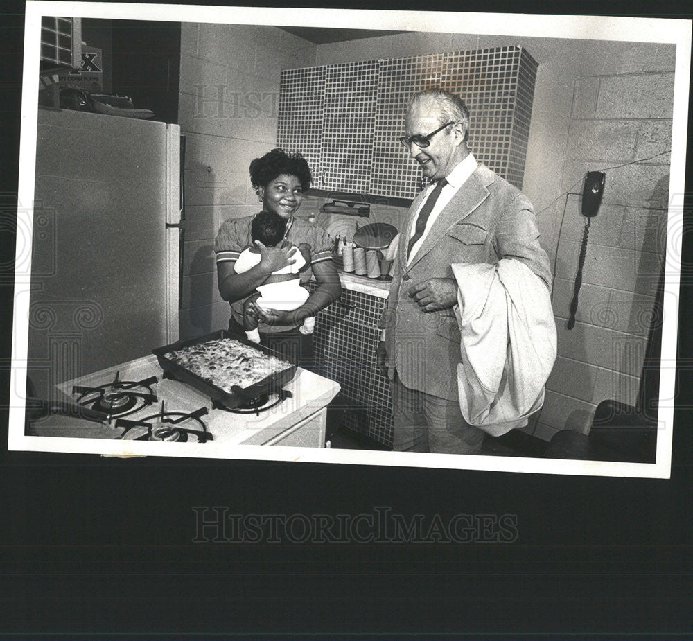 1981 Press Photo Jay McMullen visits with Velma Taylor - Historic Images