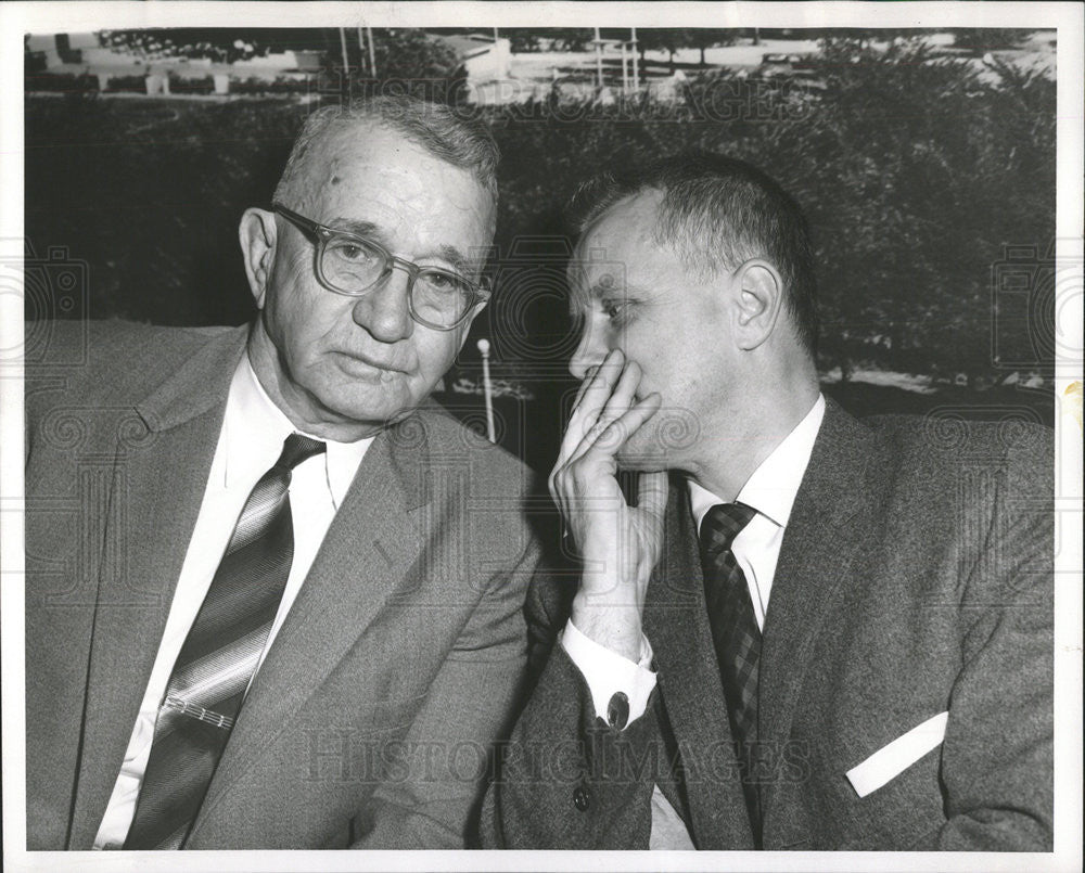 1958 Press Photo Calvert McGhee Rayson In Chat With Sponsor Outside Slate Maker - Historic Images