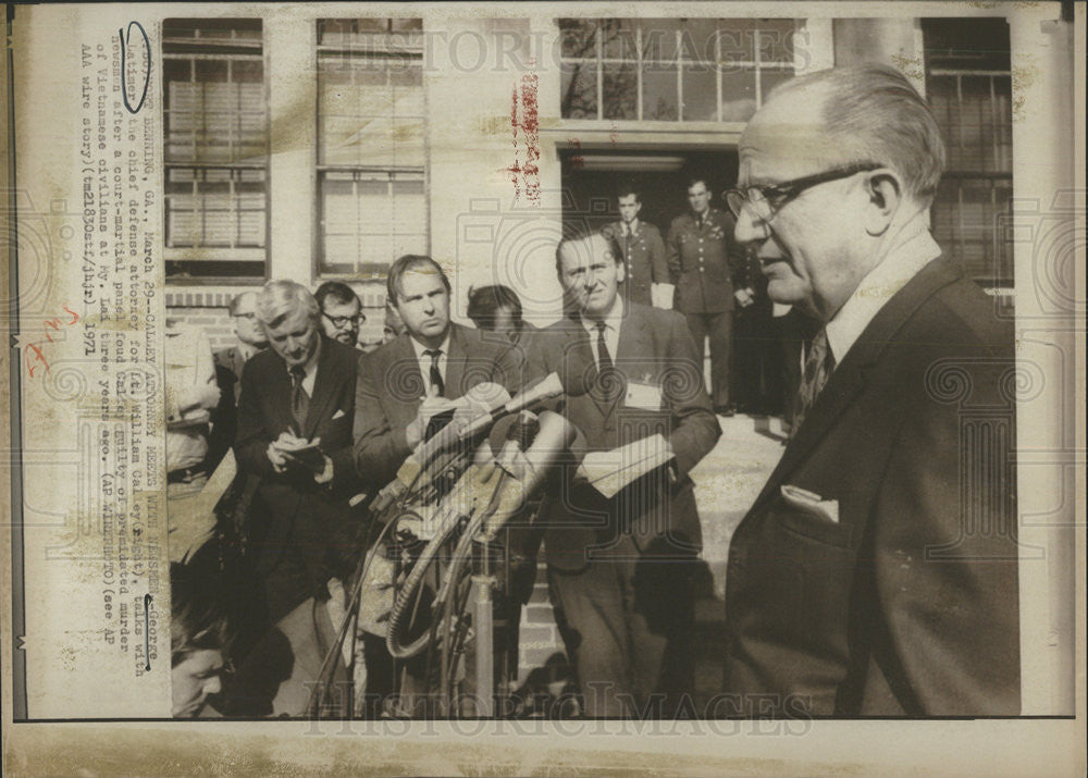 1971 Press Photo George Lattimore Chief Attorney For Calley Talks With Newsmen - Historic Images