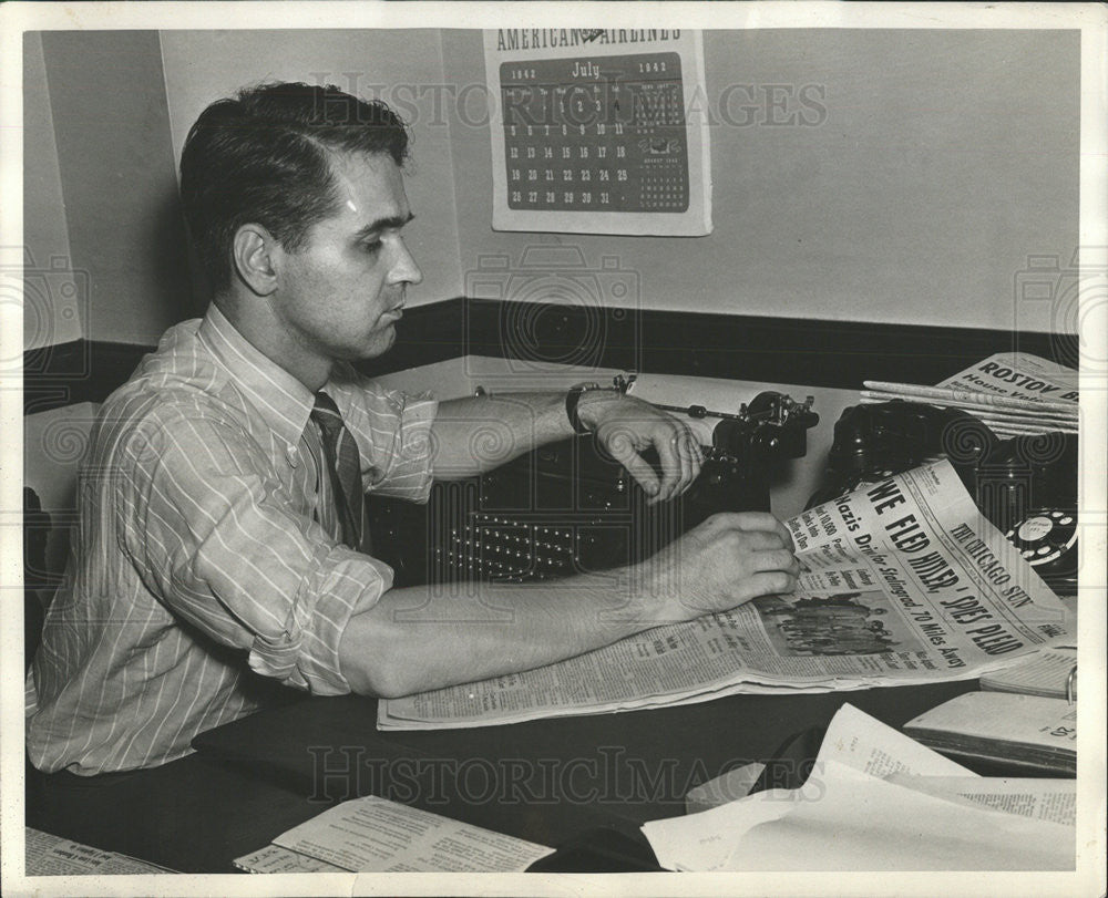 1942 Press Photo Robert Lasch American Newspaper Office Staff Chicago Illinois - Historic Images