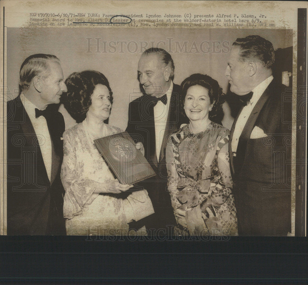 1971 Press Photo Lyndon Johnson Presents Sloan Award Mrs Lasker Waldorf Astoria - Historic Images