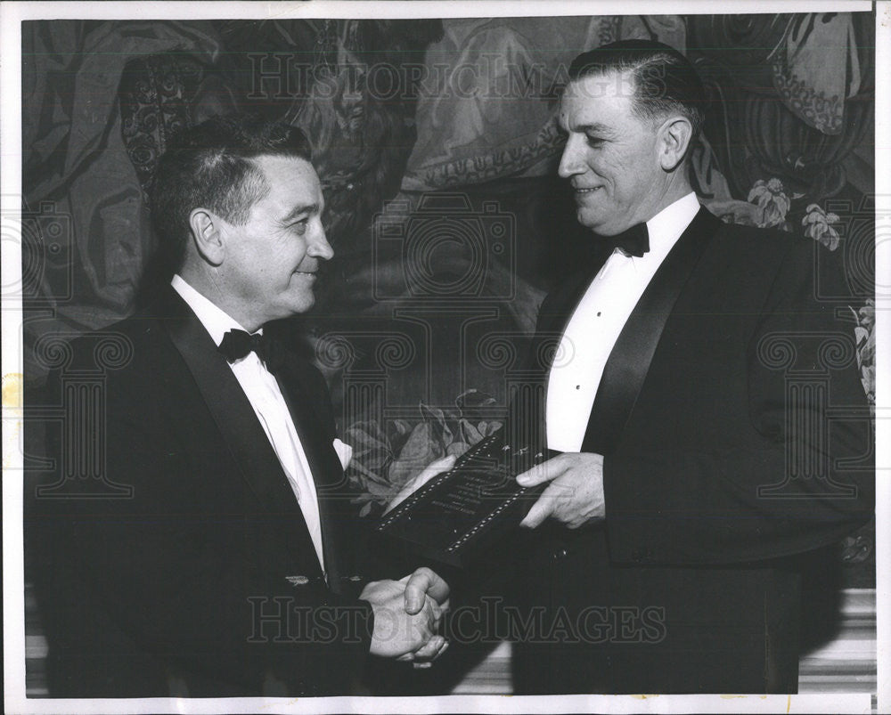 1959 Press Photo Edmund Lasher North American Car Corporation President Plaque - Historic Images