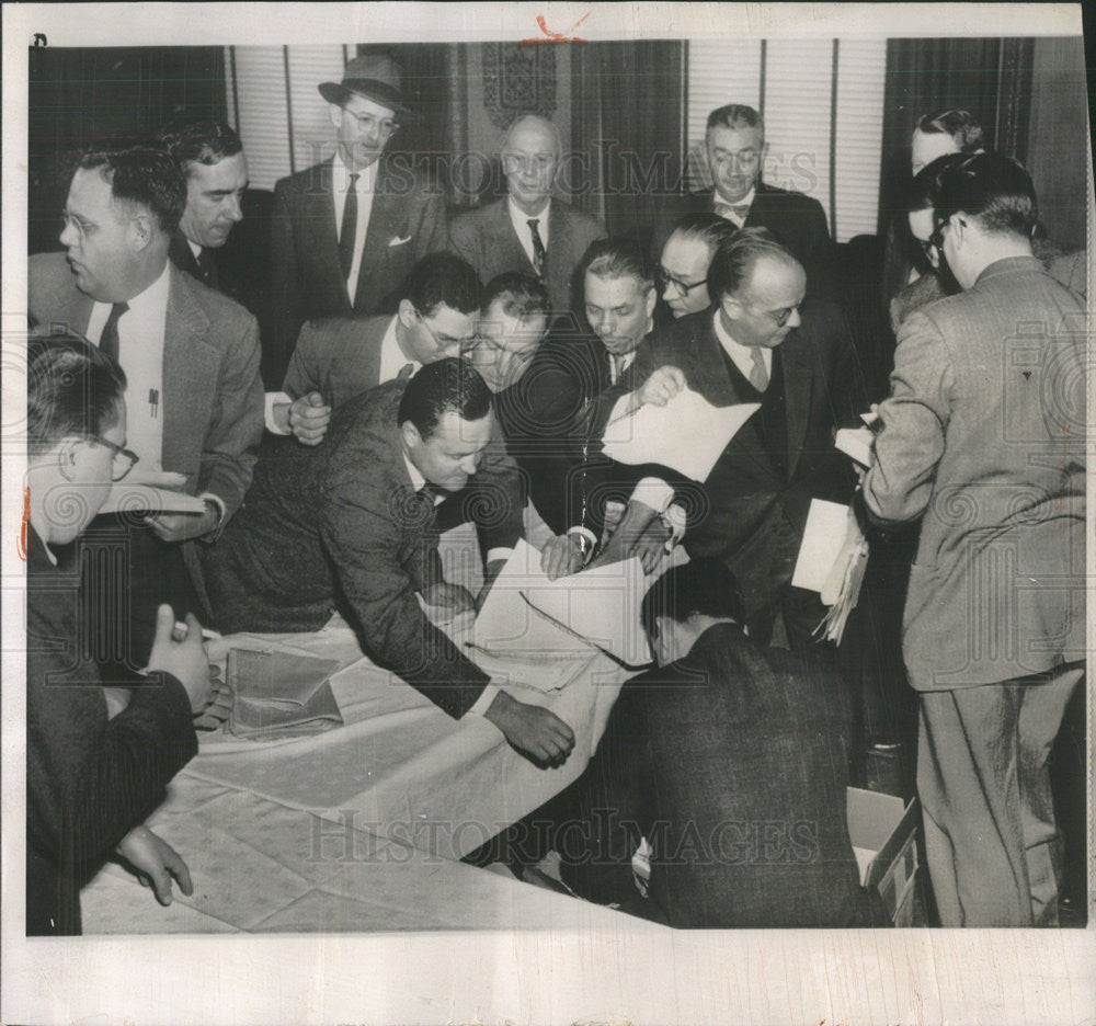 1955 Press Photo William Lashley Ford Public Relations Stock Selling Reporters - Historic Images