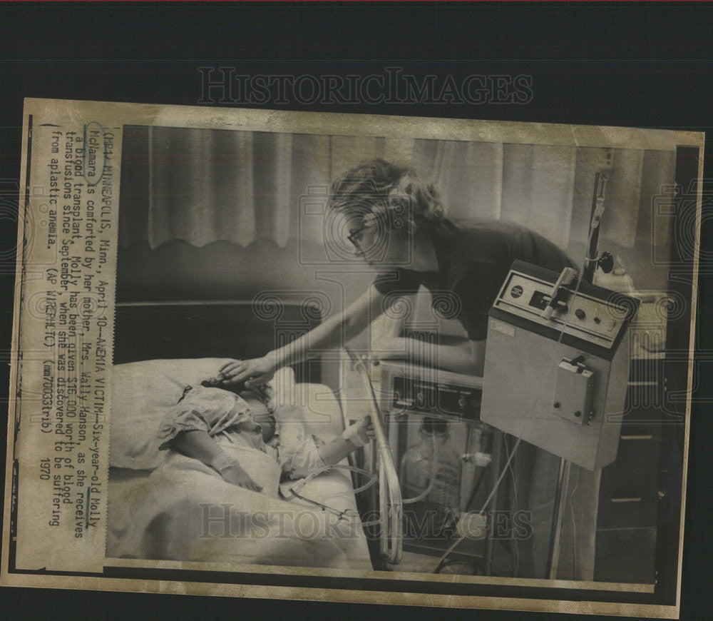 1970 Press Photo six Molly McNamara comforted mother Mrs Hanson blood transplant - Historic Images