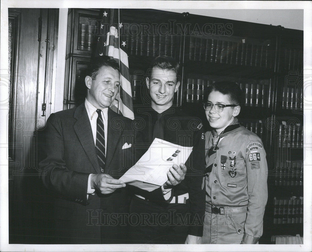 1959 Press Photo Judge Otto Kerner,Explorer Scout Will Munneche - Historic Images