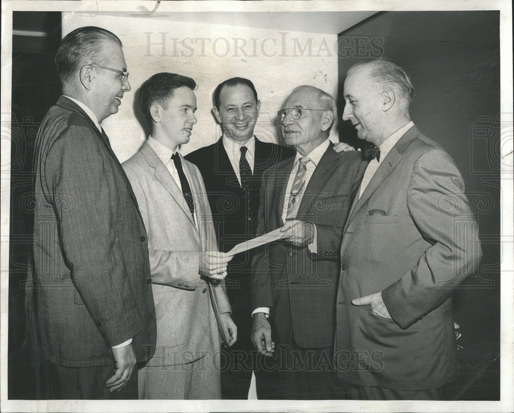 1957 Press Photo Steve McCluskey honor exam scholarship Newspaper Distributors - Historic Images