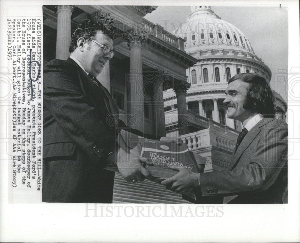 1975 Press Photo White House aide Dan Marks President Ford budget James Molloy - Historic Images