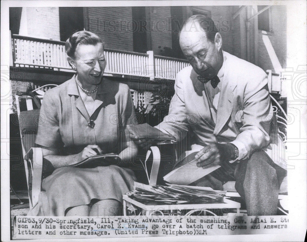 1952 Press Photo Evans Go Over Batch Of Telegrams And Answers Letters Message - Historic Images