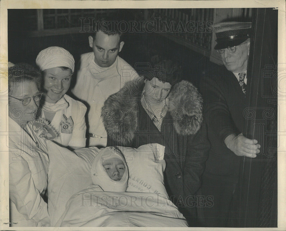 1949 Press Photo fire heroine Roberta Lee operating room elevator skin grafting - Historic Images