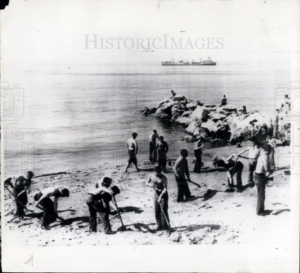 1965 Press Photo sailors from us navy removing oil from beach in Cannes france - Historic Images