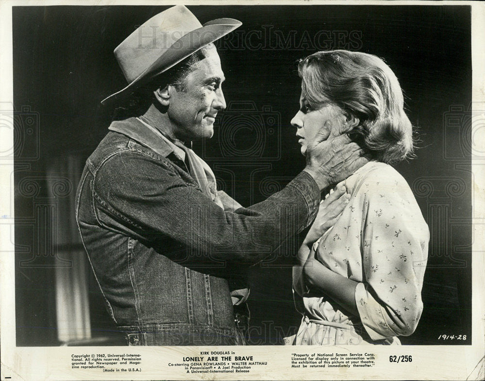 1963 Press Photo Kirk Douglas &amp; Gena Rowlands in Lonely Are the Brave - Historic Images