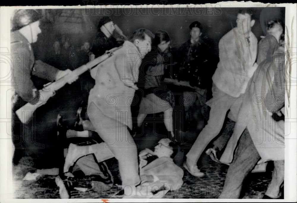 1961 Press Photo Pakistan police disperse riot mob - Historic Images