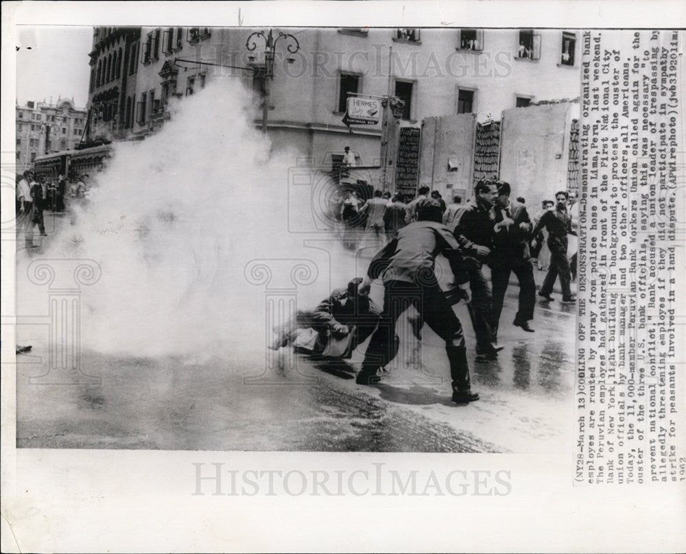 1962 Press Photo Lima,Peru police spray demonstrators - Historic Images