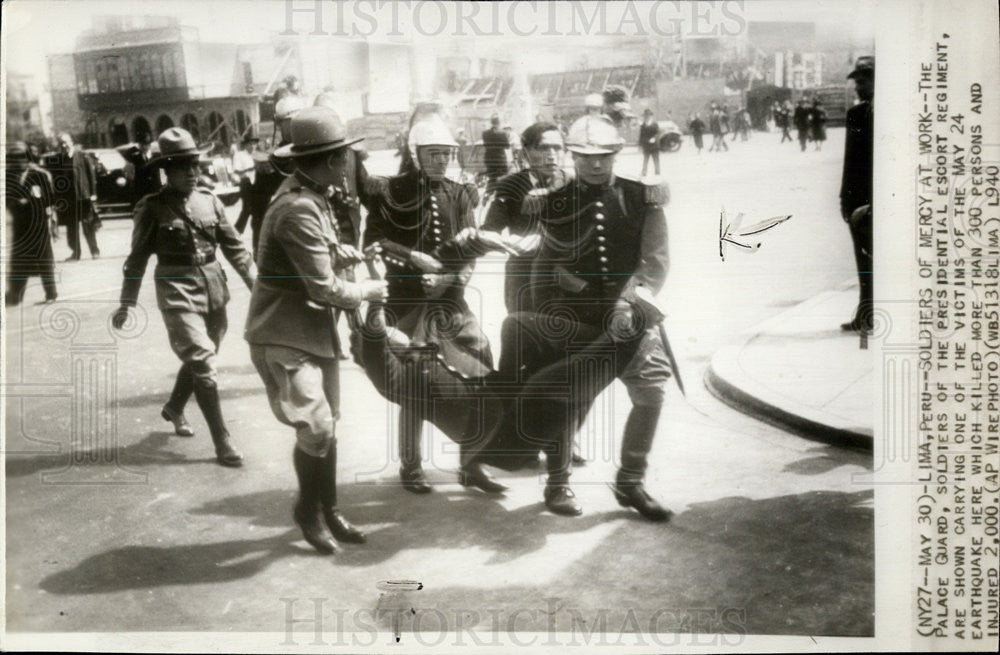 1940 Press Photo Palace guard soldiers  help victims of earthquake in Peru - Historic Images