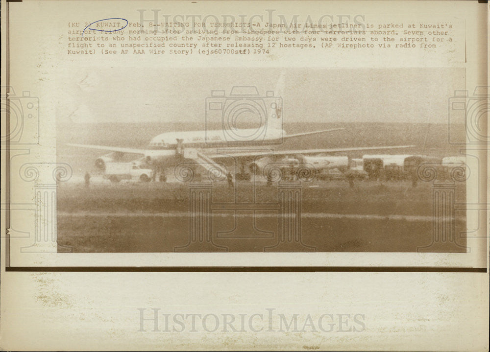 1974 Press Photo Japan Airliner in Kuwait with terrorists on board - Historic Images