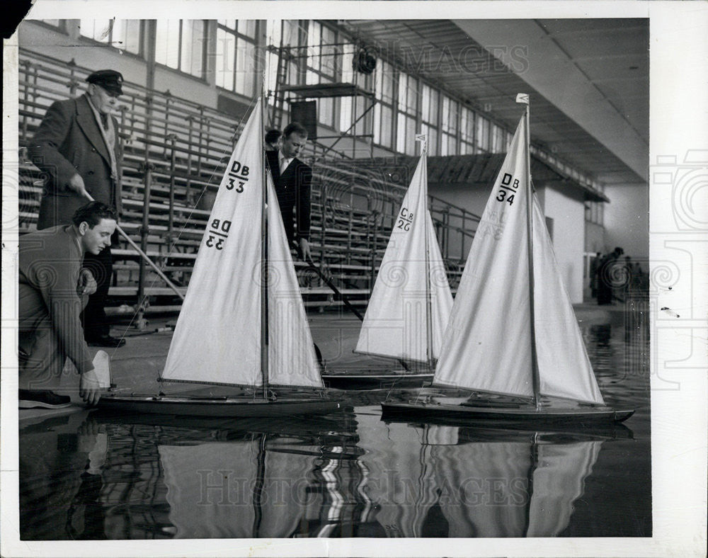 1955 Press Photo Model sail boats in lab test at sport show in Berlin - Historic Images