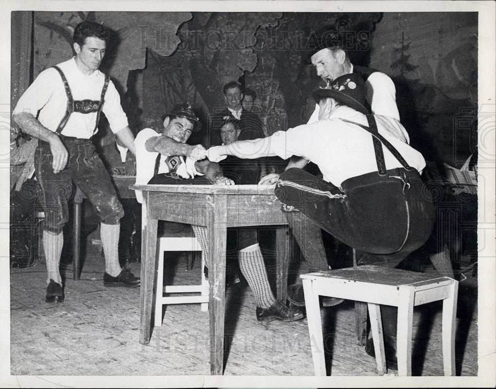 1958 Press Photo finger-hooking sport in Germany with traditional costume - Historic Images