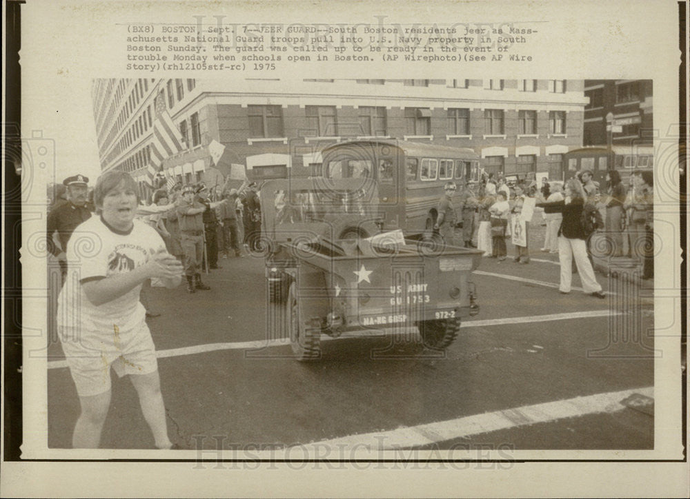 1975 Press Photo Boston,Mass resident jeer at Natl Guard - Historic Images