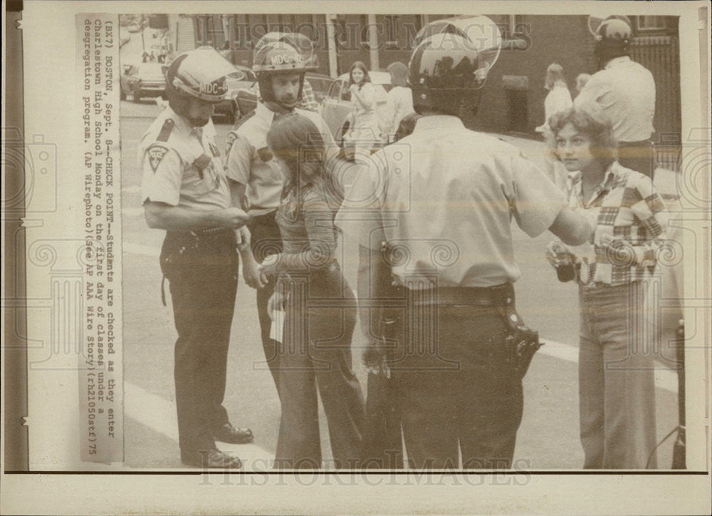 1975 Press Photo Students Check Charlestown High School Desgregation - Historic Images