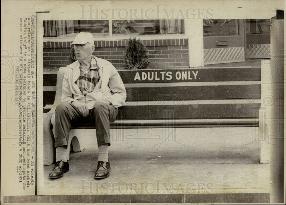 1971 Press Photo
X-Rated Park Bench
Spots for Senior Citizen - Historic Images