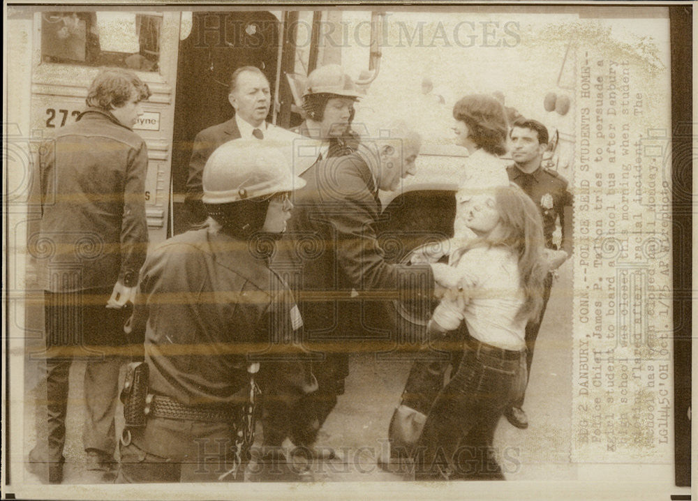 1975 Press Photo Danbury Connecticut High School Racial Incident - Historic Images