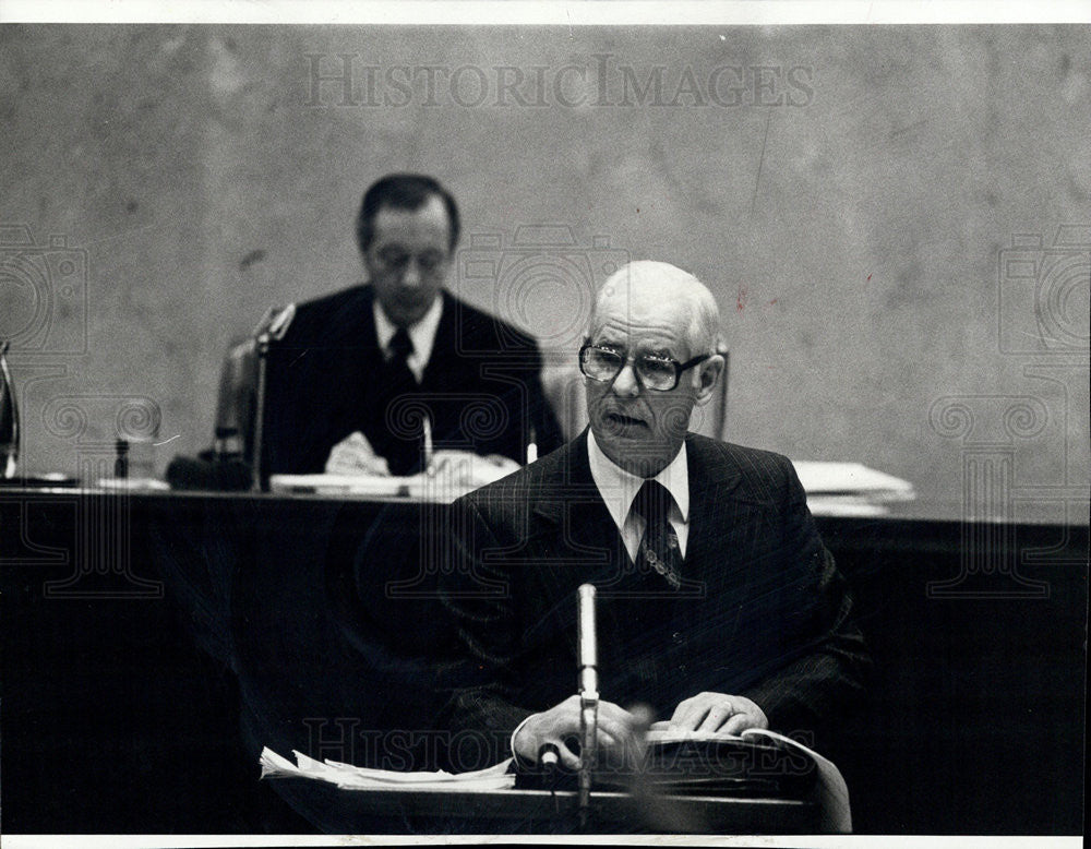 1977 Press Photo Lavern W Kron, Director of Research, The Civic Foundation - Historic Images