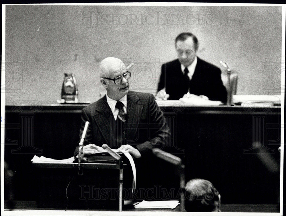 1977 Press Photo Lavern Kron, Federation&#39;s Director of Research, Council Chamber - Historic Images