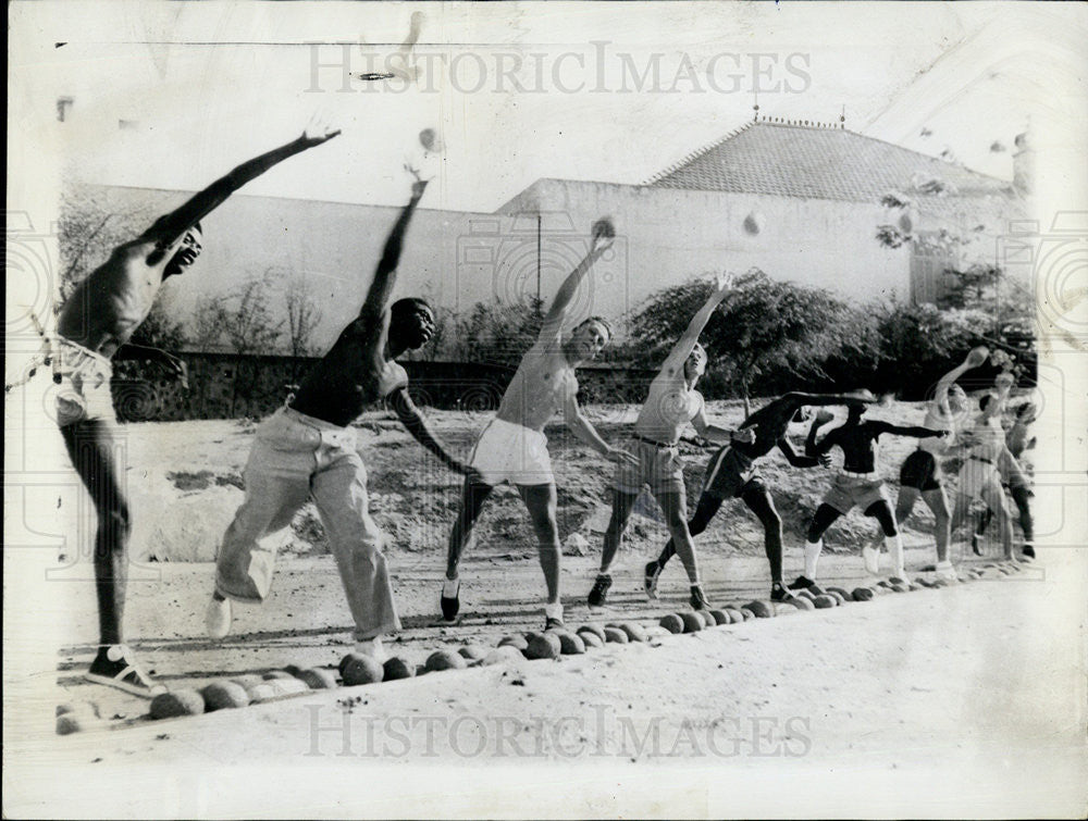 1962 Press Photo Senegal Africans and French exercise together - Historic Images