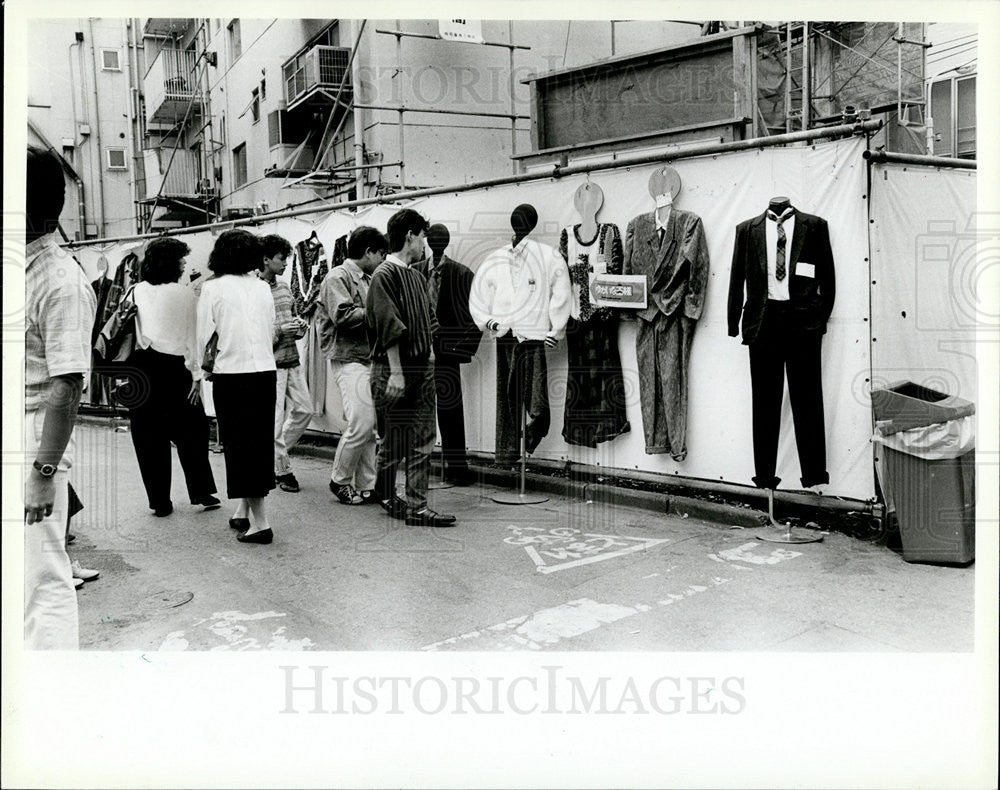 1984 Press Photo Japanese High School Students Browse Fashions  Takeshita Street - Historic Images