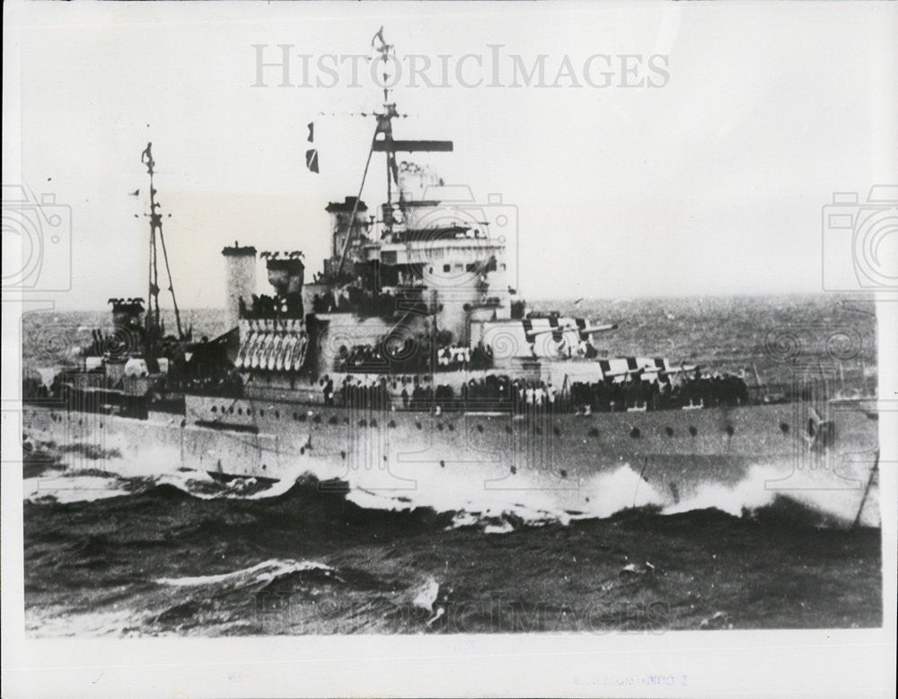 1951 Press Photo British Cruiser Caylon In Operation On Seas Off Korean Coast - Historic Images