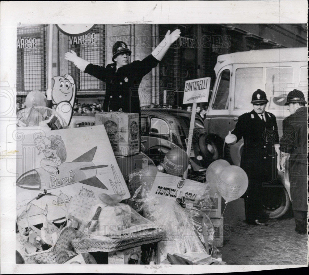 1960 Press Photo Police In Rome Piazza Venezia Given Gifts In Honor Of His Job - Historic Images